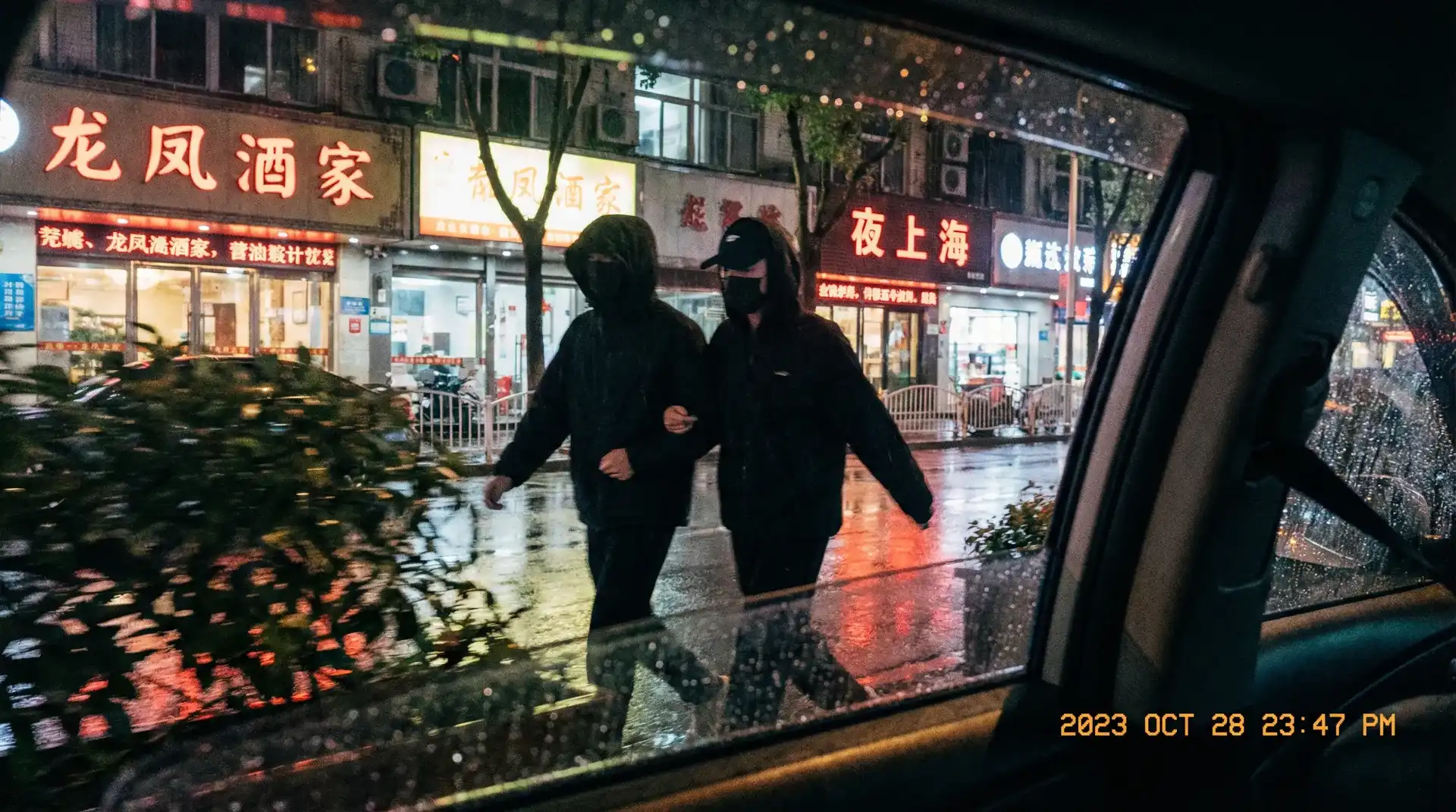 小马拉大车 - 顶流明星深夜密会现场抓拍照片